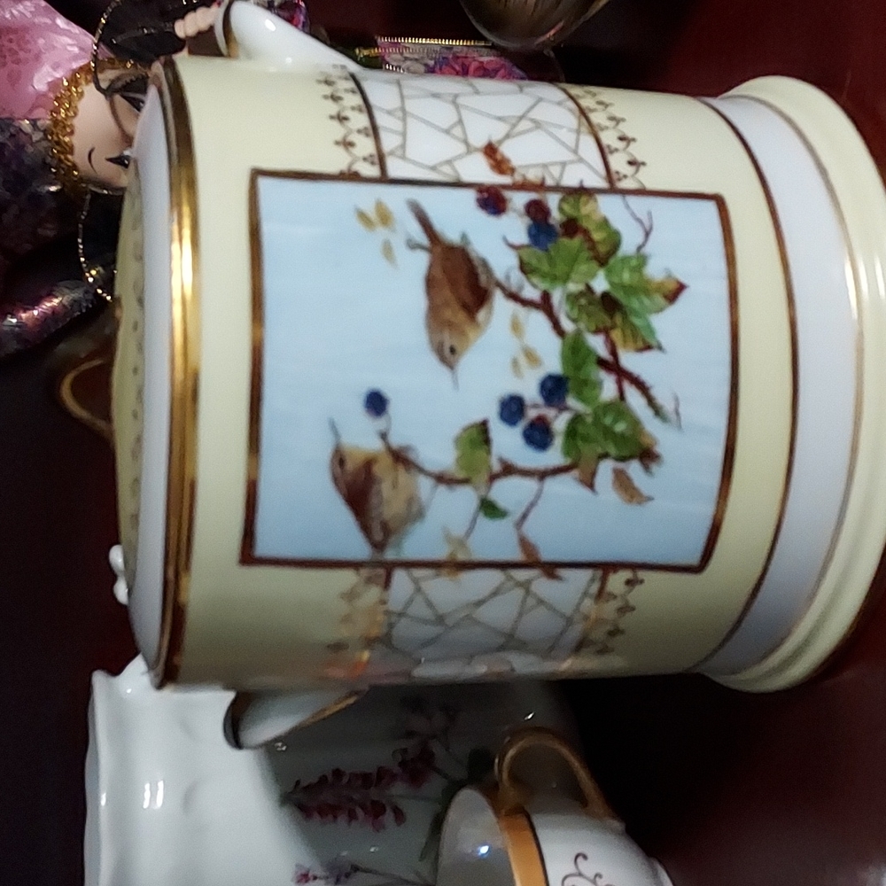 Cookie/Biscuit Jar Yellow/White/Gold w/picture of sparrows and blackberries - Picture 3 of 9